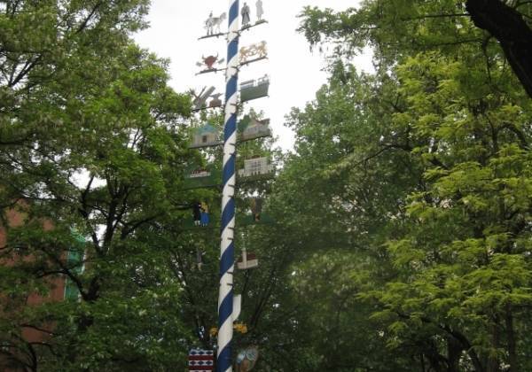 The Maypole gives Rotkreuzplatz the feel of a village within a city. Few locals even recall that it's there.